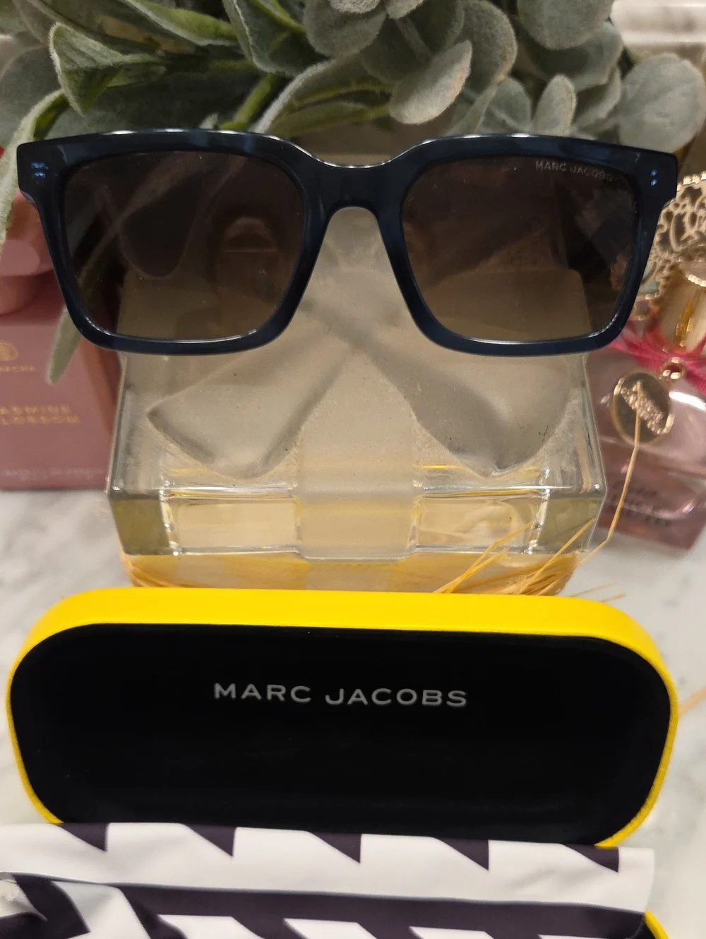 NWOT Marc Jacobs Navy Blue Square Sunglasses with Yellow Case And Cloth